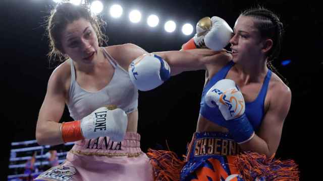 Tania Álvarez, ante Skye Nicolson en el combate de boxeo celebrado en el Madison Square Garden