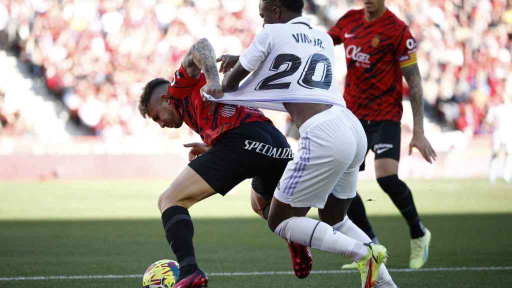 Pablo Maffeo agarra de la camiseta a Vinicius durante el Mallorca-Real Madrid.