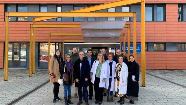 La delegación de la OMS a la entrada del centro de salud de Buenavista, en Toledo capital.