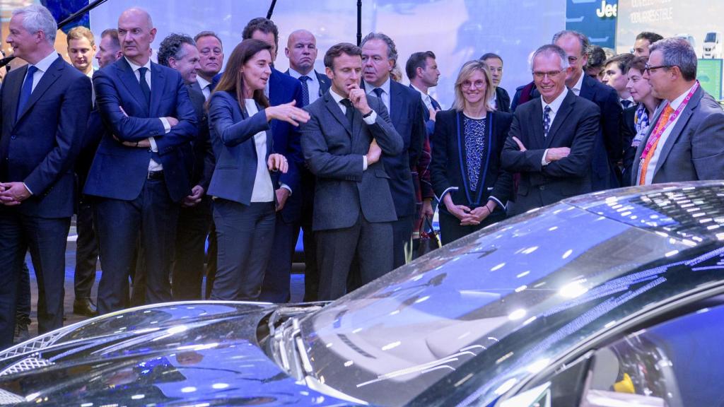 Beatrice Foucher, CEO de DS, junto a Tavares (CEO de Stellantis) y Emmanuel Macron.