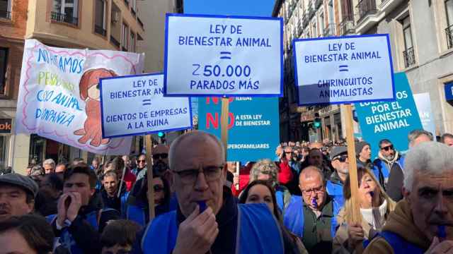 En torno a 1.500 personas salieron a protestar contra Ione Belarra y Sergio García Torres.