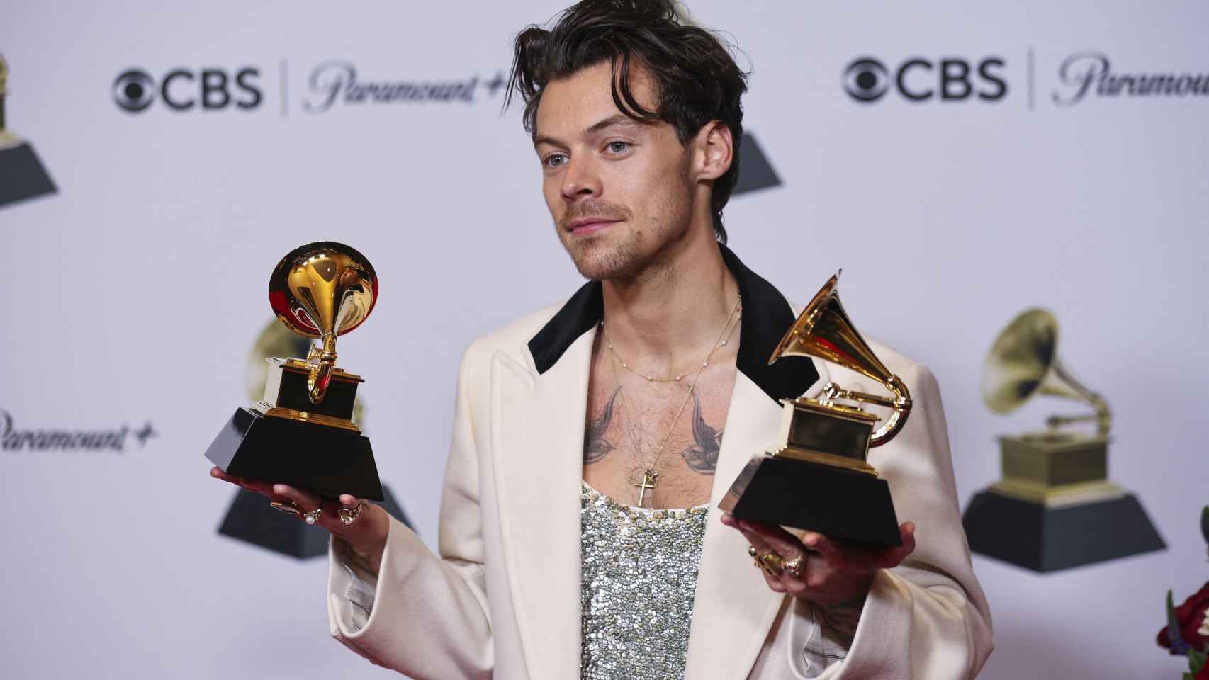 Harry Styles posa con los dos premios Grammy conseguidos la pasada noche. Foto: Reuters/Mike Blake
