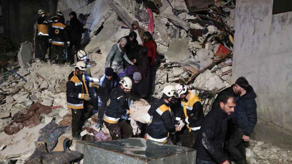 Personal de rescate entre los escombros en Siria