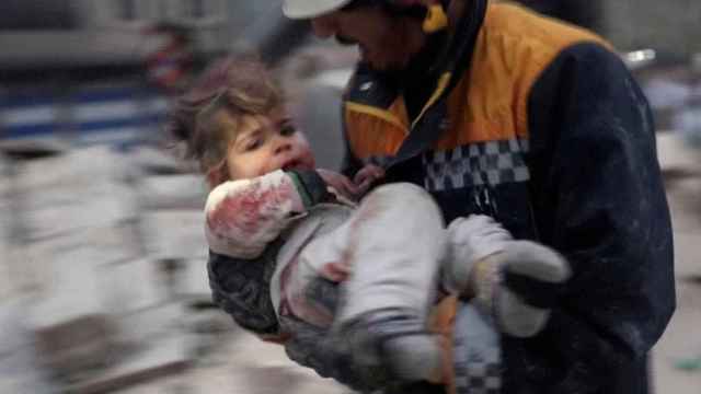 Rescate de una niña en Azaz, Siria.