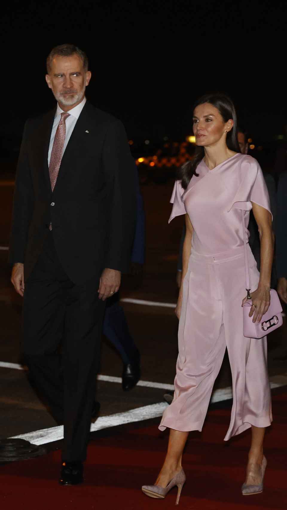 El 'outfit' de la Reina para su llegada a Luanda.