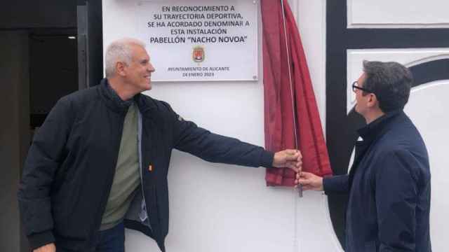 Nacho Novoa descubre la placa que lleva su nombre, este lunes en Alicante.