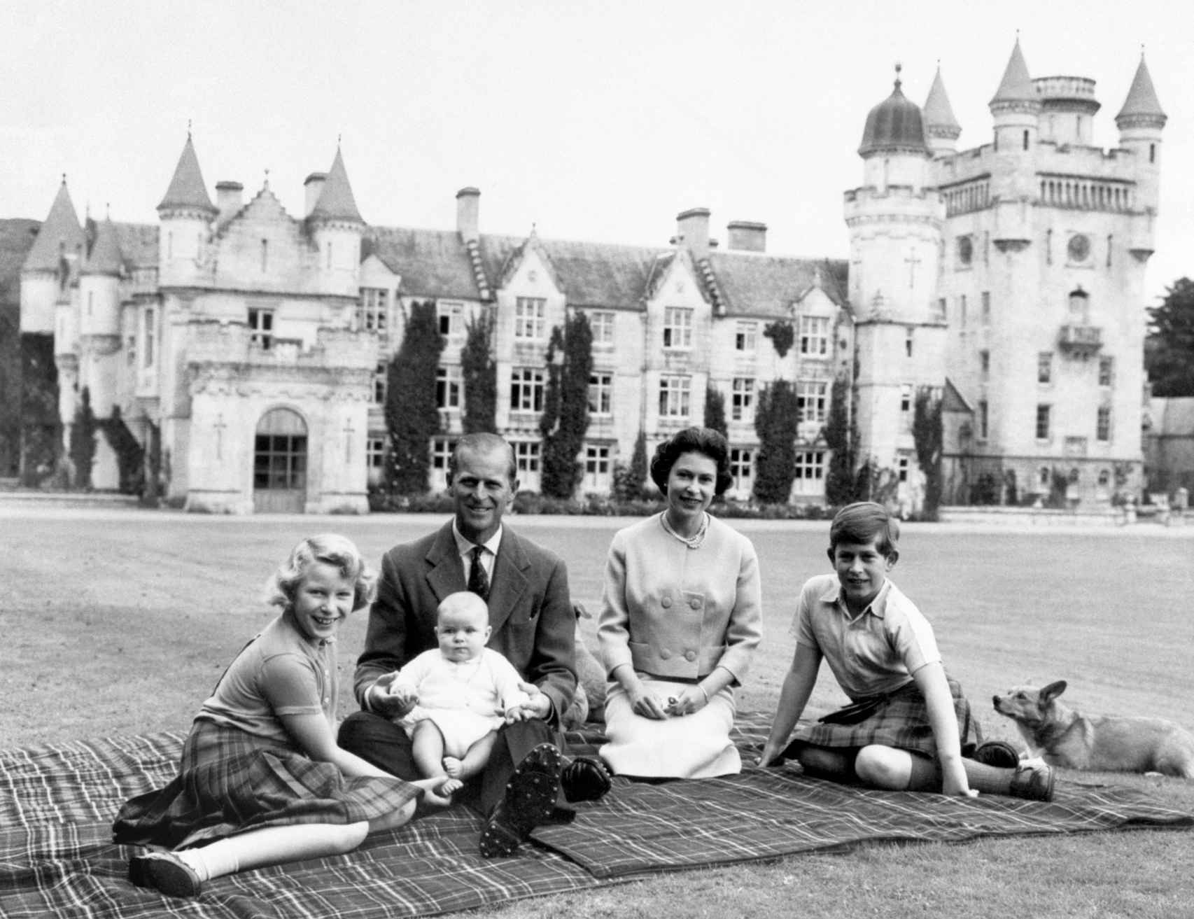 La reina Isabel y el duque de Edimburgo posando con sus hijos frente al castillo de Balmoral en una imagen de 1960.