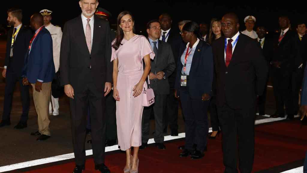 Los Reyes de España, Felipe VI y Letizia, a su llegada a Luanda, este lunes 6 de febrero de 2023.