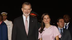 Los Reyes de España, Felipe VI y Letizia, a su llegada a Luanda, este lunes 6 de febrero de 2023.