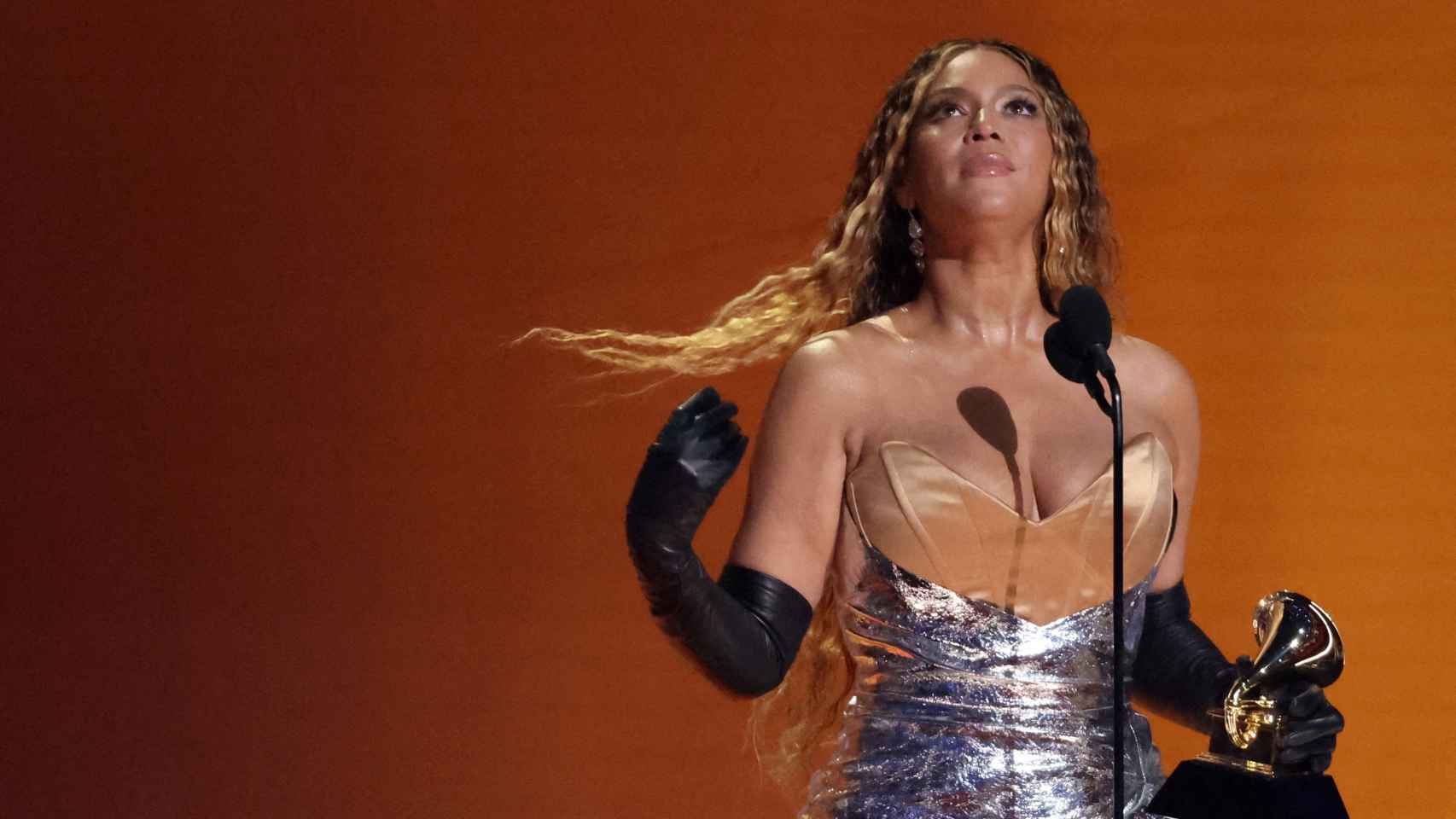 Beyoncé recoge uno de sus cuatro premios en la gala de los Grammy. Foto: Mario Anzuoni/Reuters