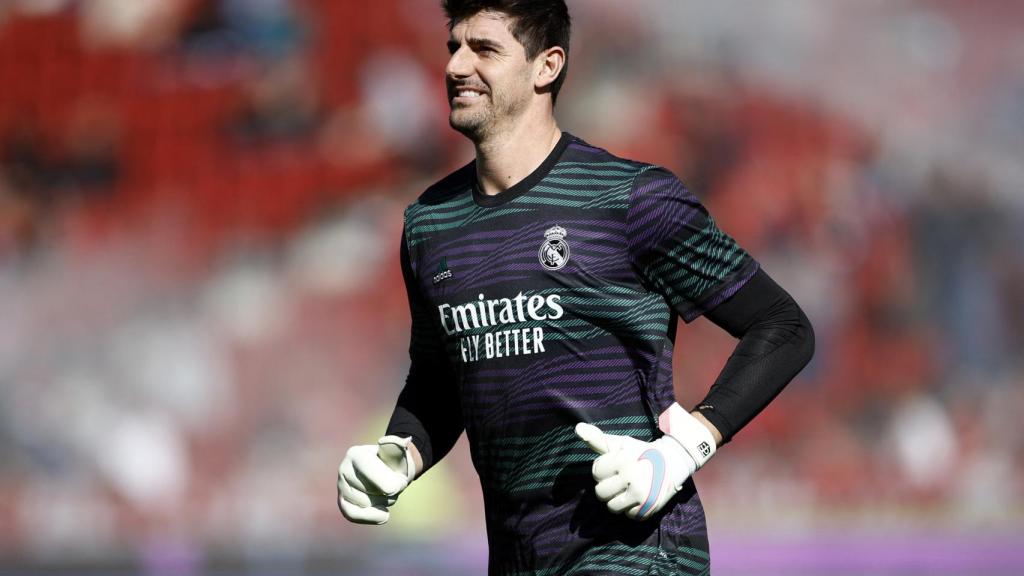 Thibaut Courtois durante un calentamiento con el Real Madrid