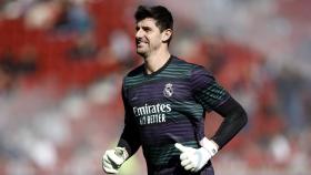 Thibaut Courtois durante un calentamiento con el Real Madrid