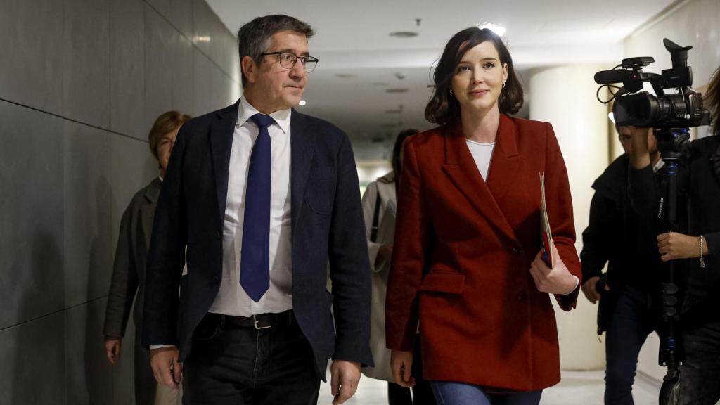 El portavoz del grupo socialista, Patxi López, y la secretaria de Igualdad del PSOE, Andrea Fernández, este lunes en el Congreso de los Diputados.