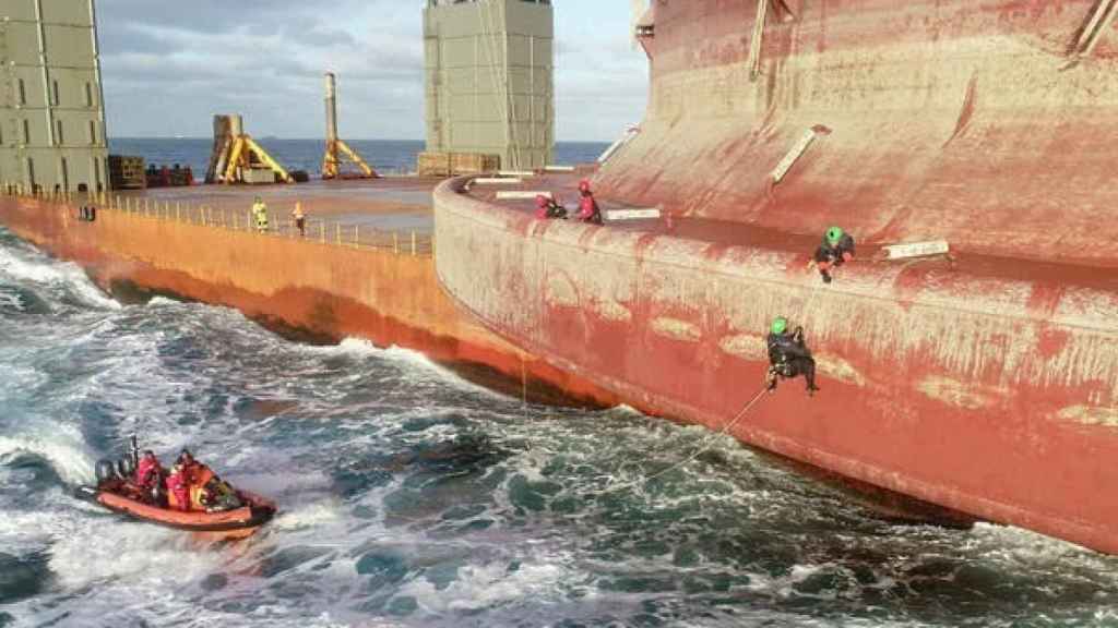 Dos activistas de Greenpeace se une a los cuatro que ya habían subido a bordo de la plataforma, contratada por Shell, que se encuentra en aguas al norte de Canarias