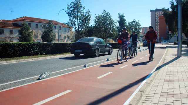 Dos bicicletas y un patinete circulan por el nuevo carril bici abierto en Málaga.
