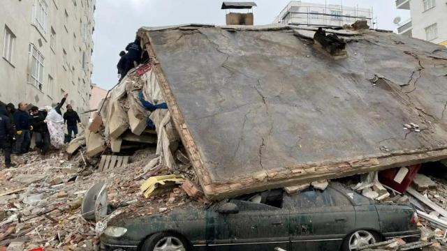 La gente busca entre los escombros en Diyarbakir, Turquía.