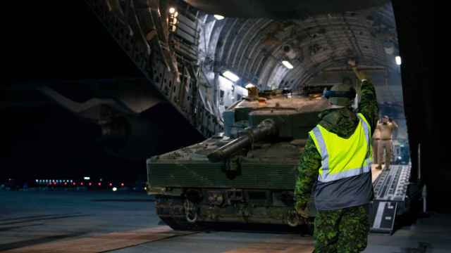 El primer Leopard 2 que Canadá ha donado a Ucrania llega a Polonia.