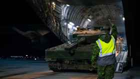 El primer Leopard 2 que Canadá ha donado a Ucrania llega a Polonia.