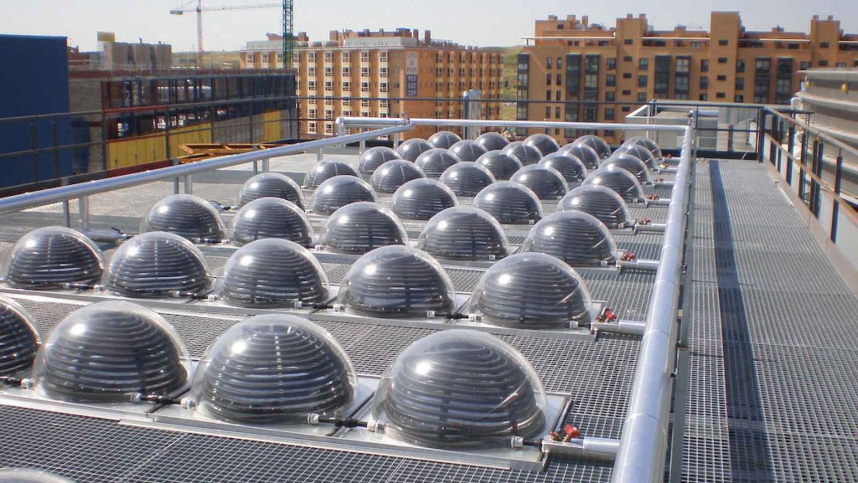 El colector solar SunSphere 360° en un tejado.