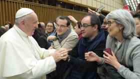 Fernando Redondo, de oscuro, saluda al papa Francisco.