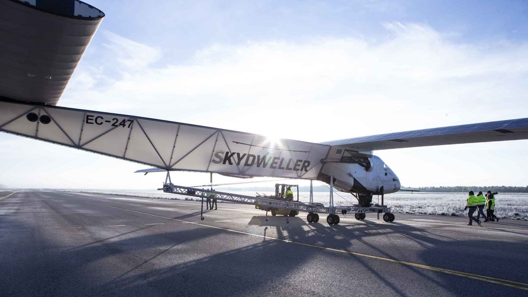 Avión solar en el aeropuerto de Albacete