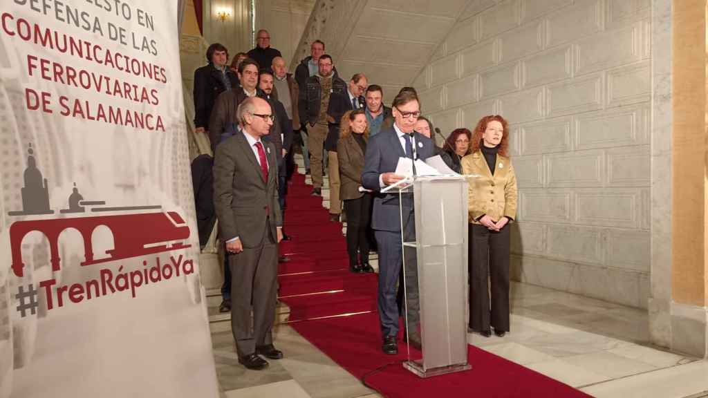 El alcalde de Salamanca, Carlos García Carbayo, habla en nombre de los asistentes a la reunión