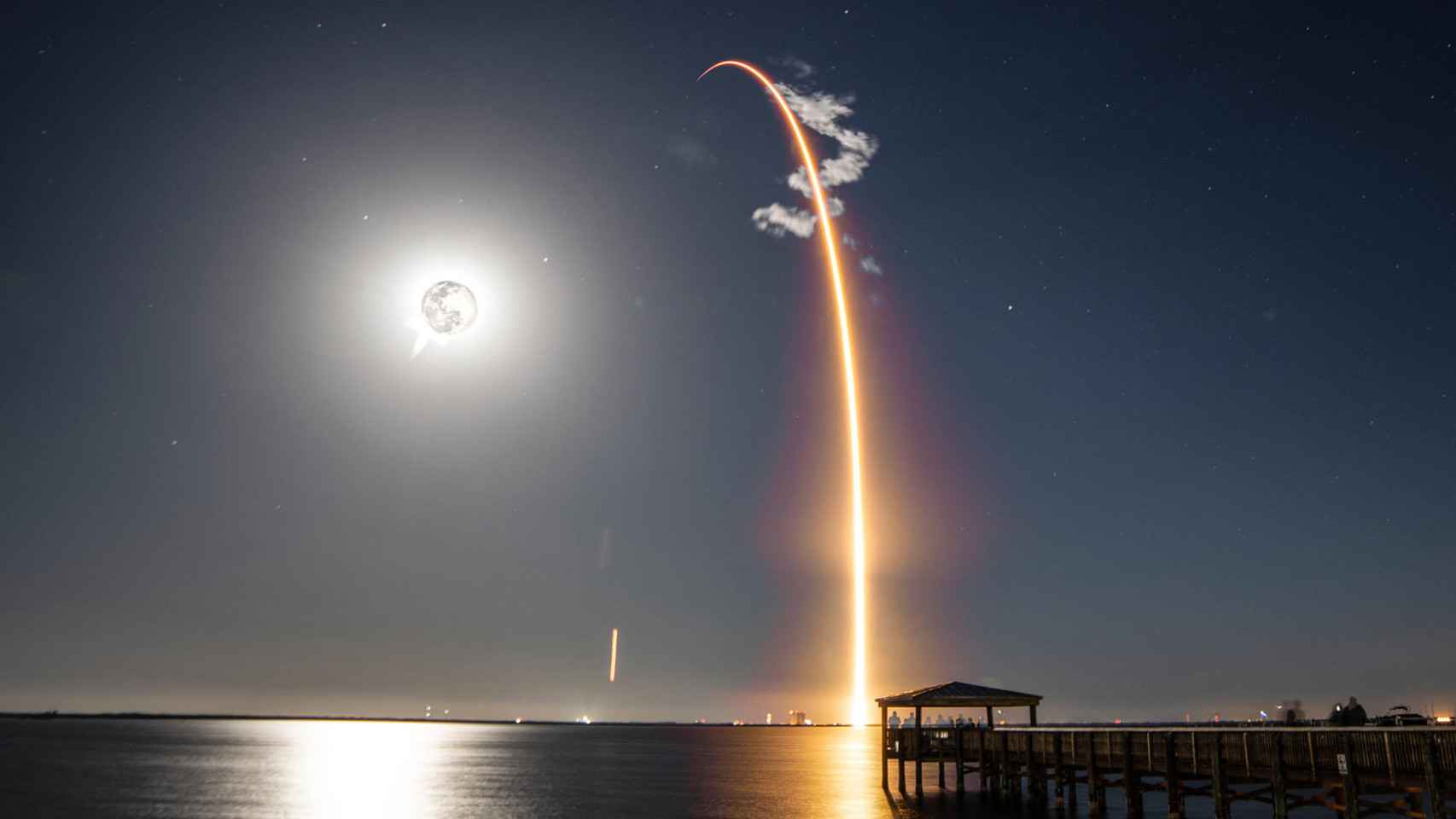 Fotografía cedida por SpaceX del lanzamiento del Amazonas Nexus en Florida.