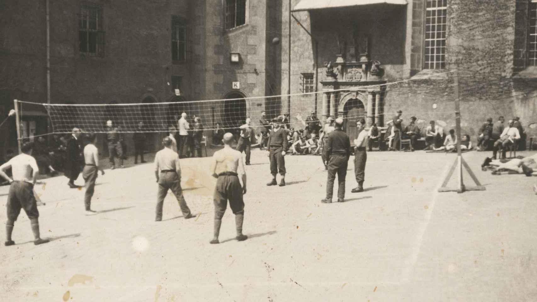 Partido de voleibol en el patio de Colditz.