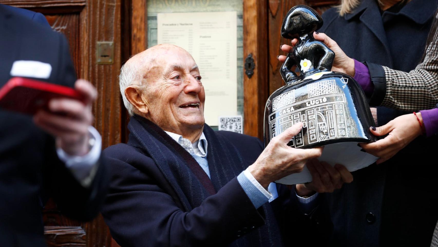 Lucio recibiendo un detalle durante el homenaje.