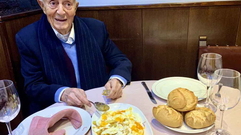 Lucio Blazquez, a sus 90 años, rompiendo sus huevos estrellados