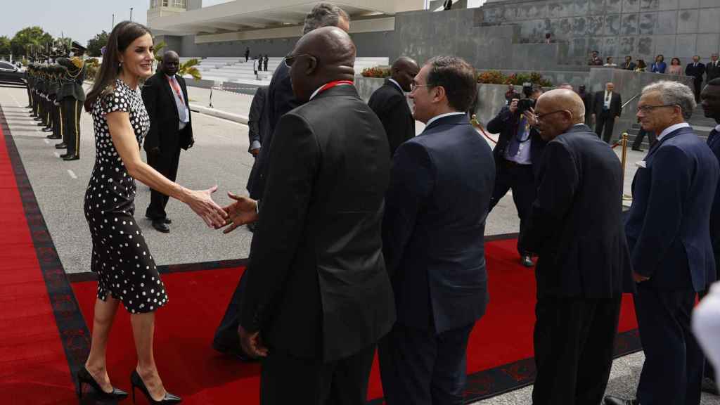 La reina Letizia saludando al ministro de Asuntos Exteriores de Angola, Téte António, a su llegada al Memorial de Agustinho Neto.