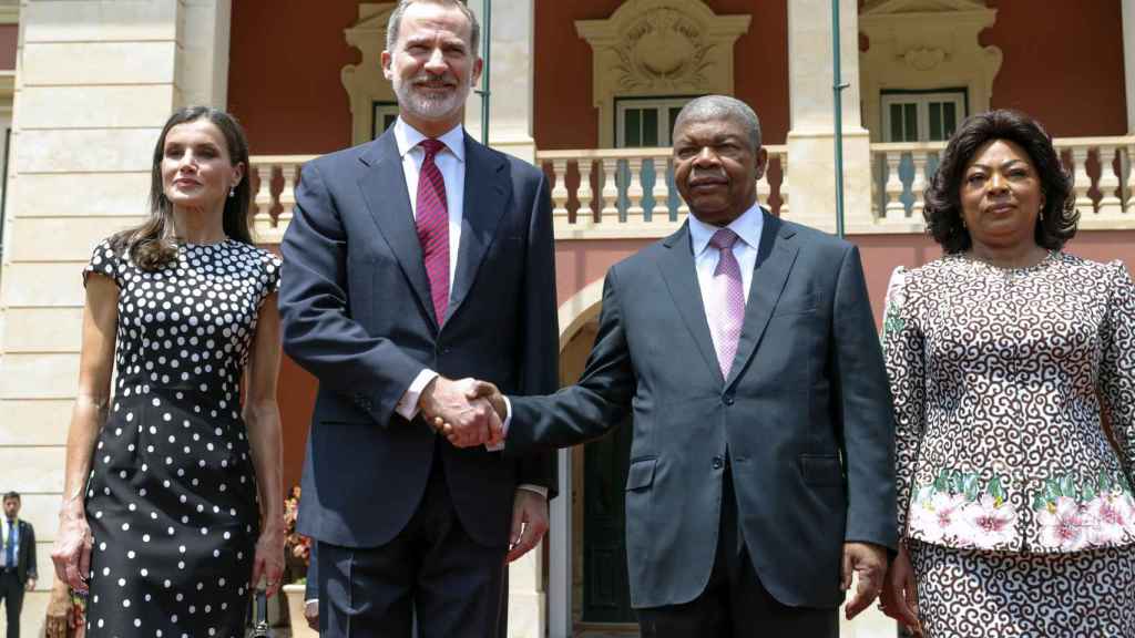 Los reyes de España, el presidente de Angola y la primera dama, este martes en Luanda.