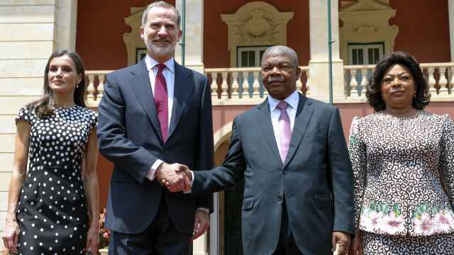 Los reyes de España, el presidente de Angola y la primera dama, este martes en Luanda.