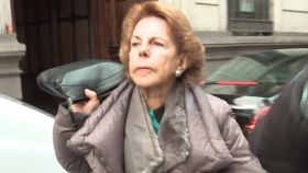 Patricia Llosa saliendo, muy enfadada, de la casa de Mario Vargas Llosa, este martes 7 de febrero de 2023.