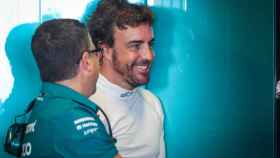 Fernando Alonso conversa con un mecánico de Aston Martin