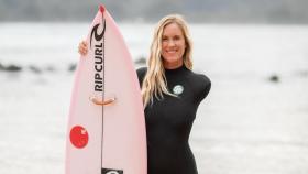 Bethany Hamilton junto a su tabla antes de una sesión de surf