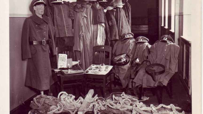 Colección de uniformes falsos, cuerdas, insignias y otros materiales de fuga acumulados empleados en Colditz.