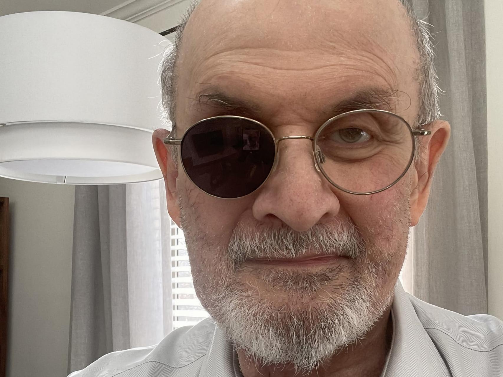 Salman Rushdie en una foto compartida en sus redes sociales. / Efe