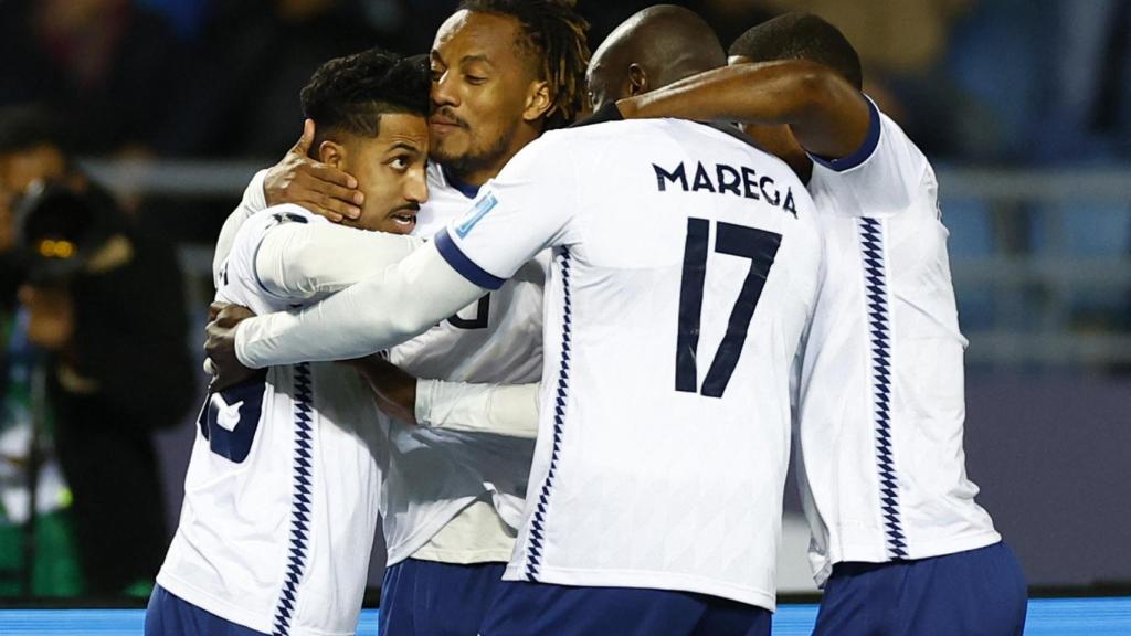 Piña de los jugadores del Al Hilal para celebrar el primer gol de Salem Al-Dawsari