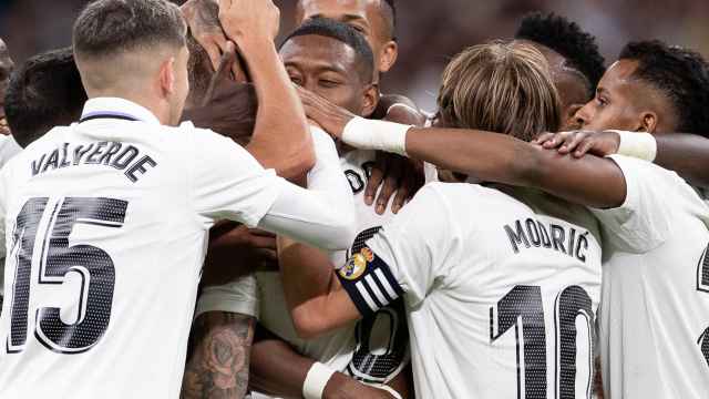 Piña de los jugadores del Real Madrid para celebrar un gol en la temporada 2022/2023