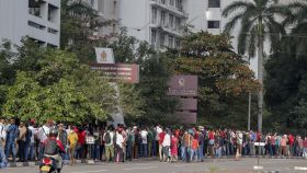 Cientos de personas esperan en una larga cola para obtener sus pasaportes frente al Departamento de Inmigración y Emigración en Colombo, Sri Lanka