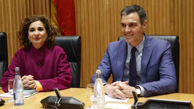 María Jesús Montero, ministra de Hacienda, junto al presidente del Gobierno, Pedro Sánchez, durante la reunión mantenida el martes en el Congreso con diputados y senadores socialistas.