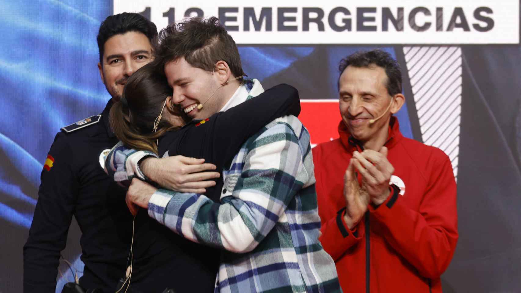 Los policías Elena Osorio y Roberto Gómez abrazan a Fernando Morocho, al que rescataron tras un accidente.