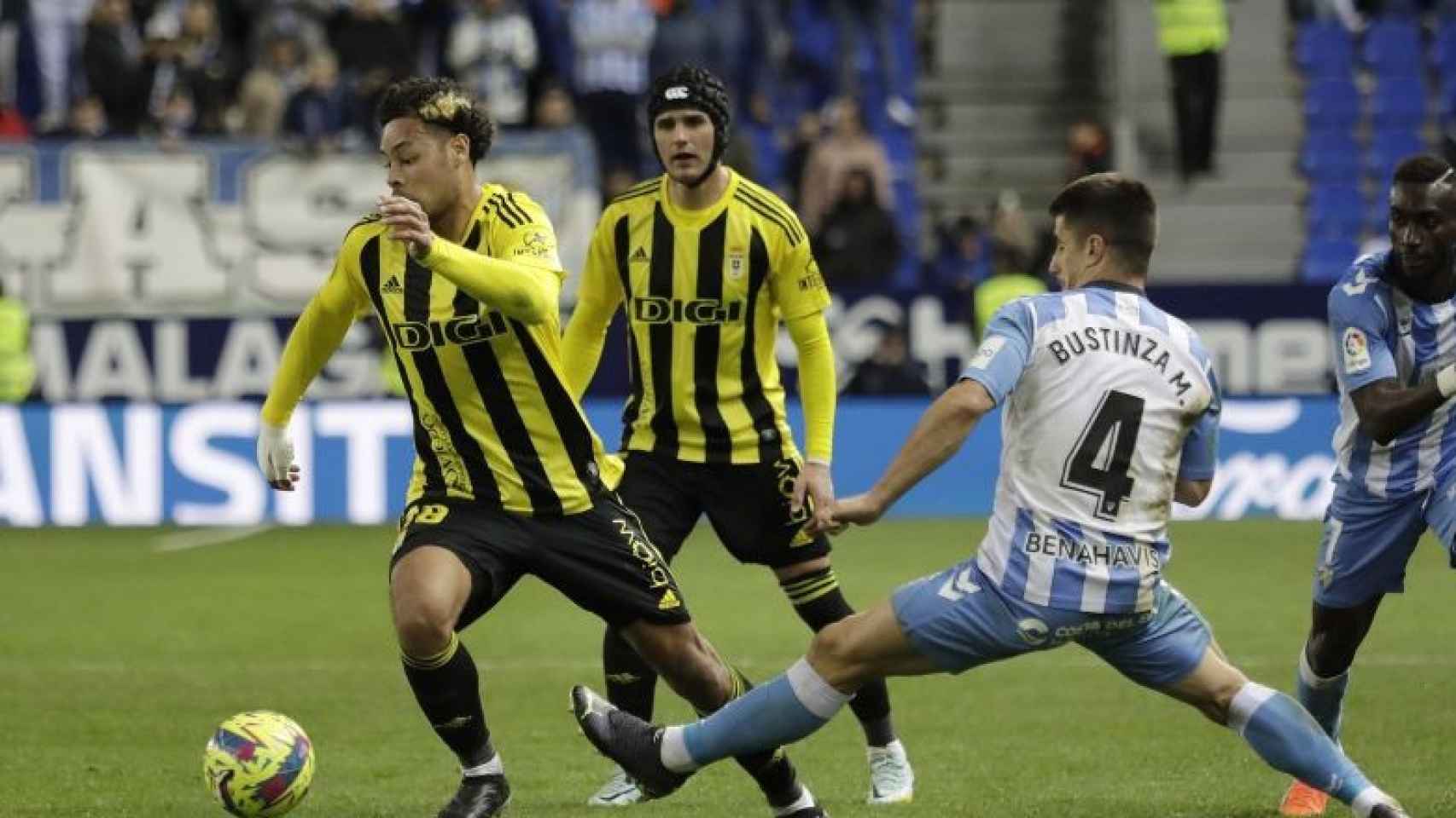 Unai Bustinza durante el Málaga CF vs. Oviedo de Segunda División