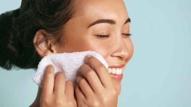 Una mujer, limpiando su rostro.
