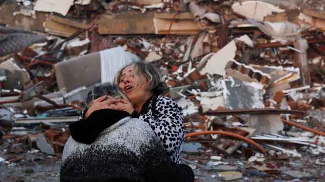 Llanto  y desesperación en torno a la devastación en Hatay, en Turquía, tras el terremoto.
