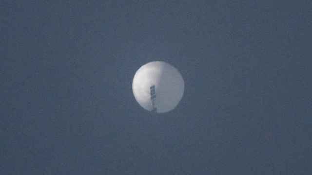 Un globo monitorizado por China vuela en el cielo sobre Billings, en Montana.