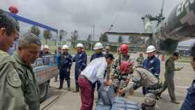 La ayuda humanitaria y el personal de Intervención Rápida para Desastres durante rescate y evacuación.