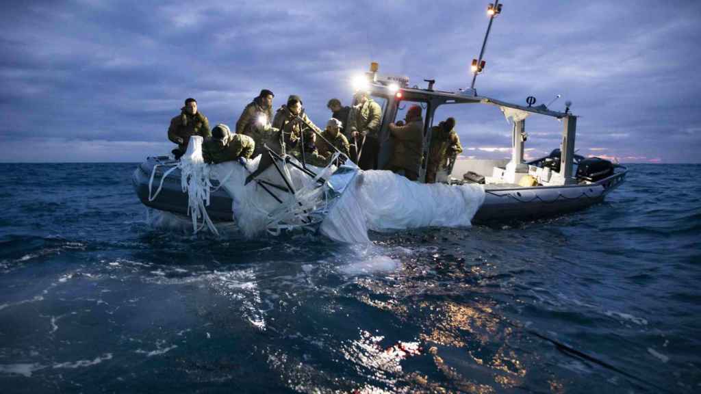 marineros asignados al Grupo 2 de Eliminación de Artefactos Explosivos mientras recuperan el globo de vigilancia chino del mar 3
