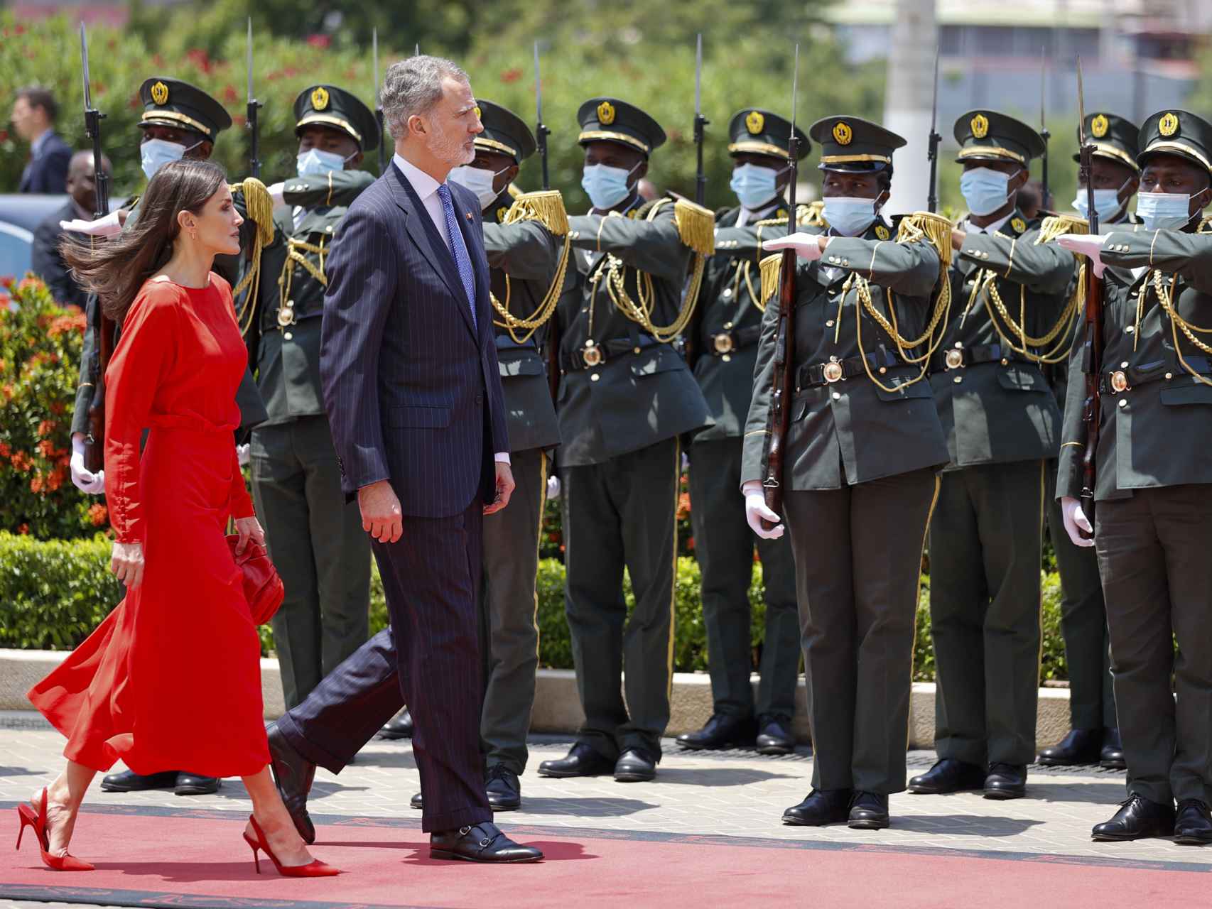 El rey de España, Felipe VI, y la reina Letizia, antes de su encuentro con la presidenta de la Asamblea Nacional, Carolina Cerqueira, y de un acto en el hemiciclo, este miércoles en Luanda, Angola.